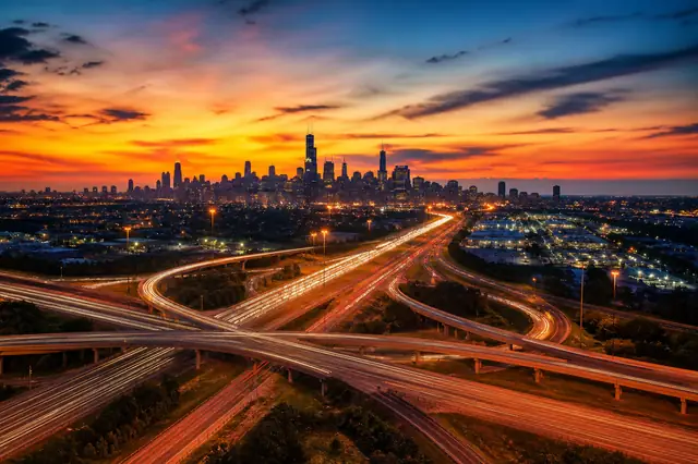 Vista aérea de vias urbanas na América do Norte ao pôr do sol — capa DDI